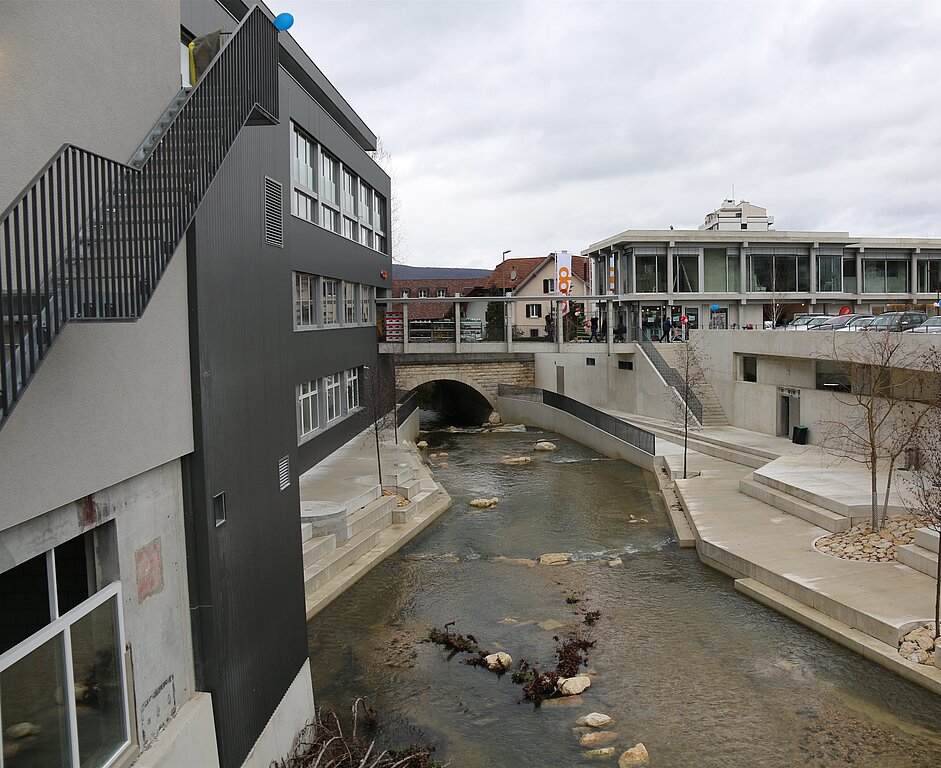 <em>Wieder sichtbar: </em>Die renaturierte Lüssel ist der Blickfang im neuen Quartier Lüsselpark.<em>Fotos: Gaby Walther</em>