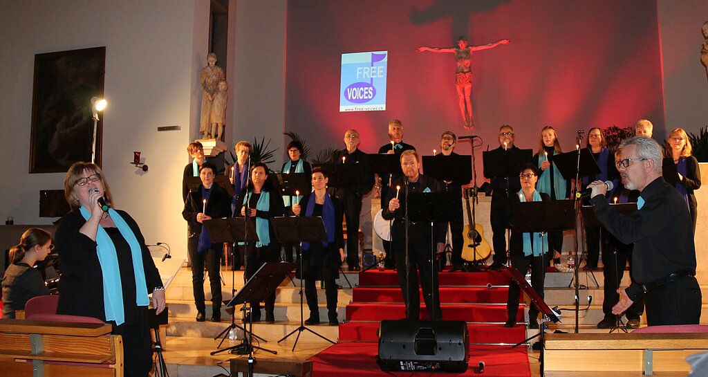 <em>Familienauftritt: </em>Der Chor Free Voices kann eine kurze Pause einlegen, denn die Chorleiterin Ruth Peter singt zusammen mit ihrem Mann Karl Peter ein Duett. Tochter Sina begleitet die Eltern am E-Piano. Fotos: Gaby Walther
