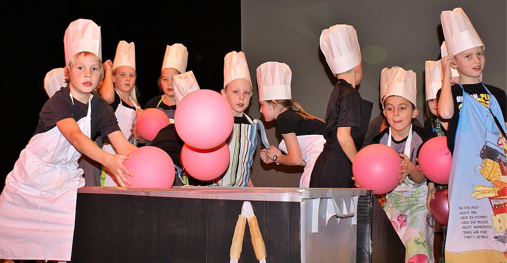 <em>Früh übt sich: </em>Kinder im Grillkurs.<em/>