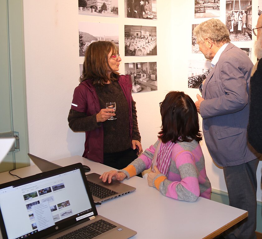 <em>Blick zurück: </em>Sowohl die ausgedruckten Fotos der Sammlung Schaltenbrands im Museum Laufental wie auch die Umweltbildungsplattform «regionatur.ch» zeigen, wie sich die Landschaft und das Leben in den letzten 500 Jahren verändert haben. Foto: Gaby Walther
