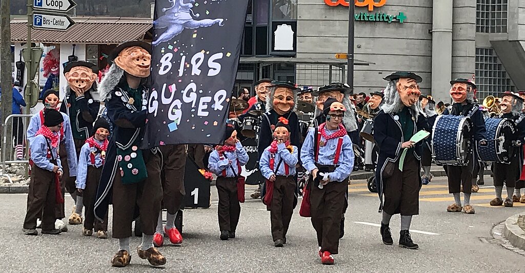 <em>Eröffneten den Umzug: </em>Die Birsgugger feierten ihr 35-Jahr-Jubiläum in urchigem Outfit.<em/>