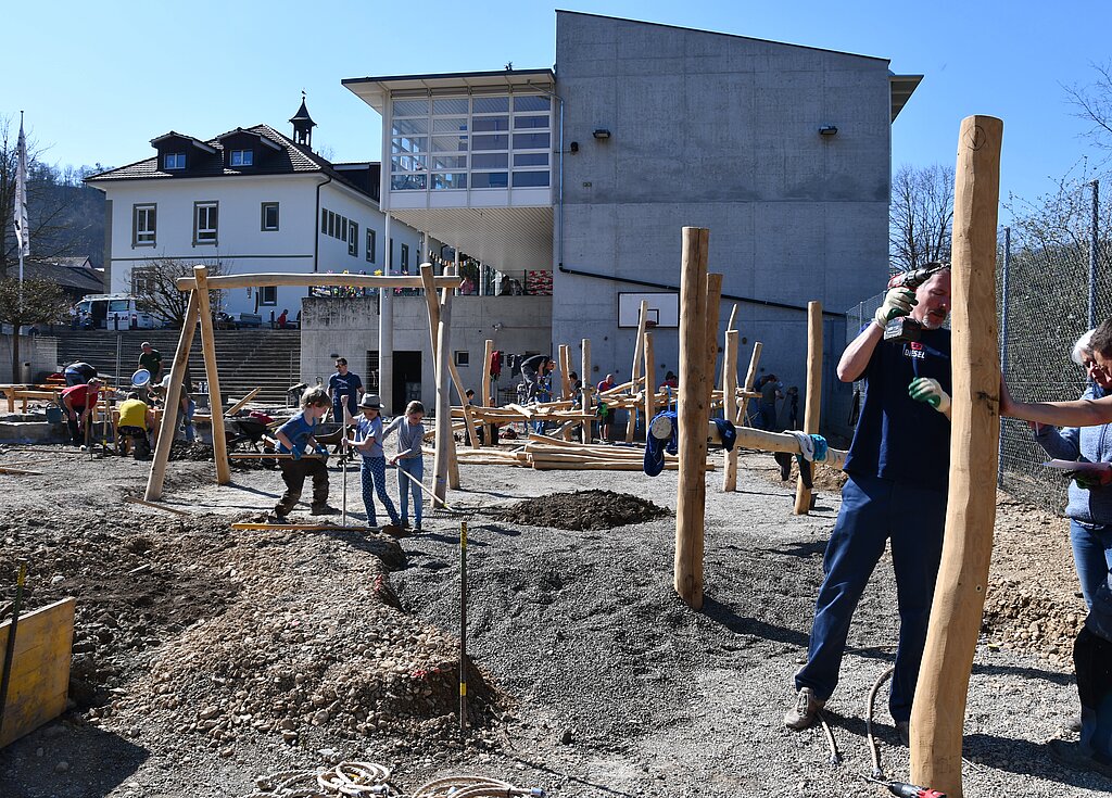 <em>Spielplatz entsteht: </em>Das Klettergerüst wird aufgebaut, es wird geschaufelt und betoniert.<em/>
