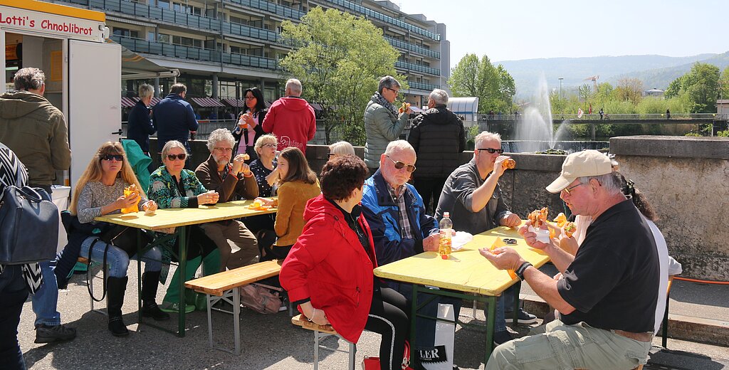 <em>Verpflegung: </em>An rund 70 Essständen, in Strassencafés und Beizli konnten sich die Marktbesuchenden verpflegen.Fotos: Gaby walther
