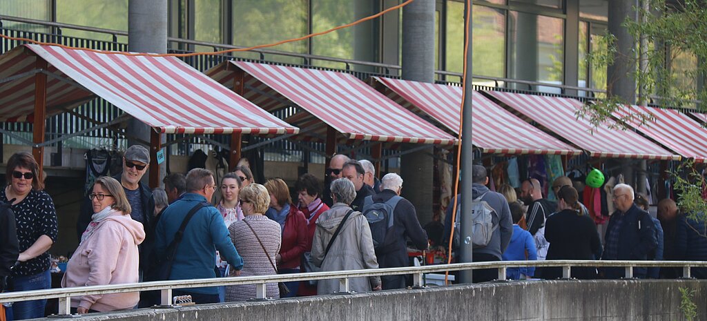 <em>Gedränge rund ums Birs-Center: </em>Der Antiquitäten- und Flohmarkt lockte viele Interessierte an.<em/>
