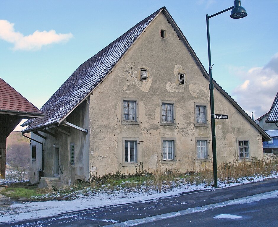 <em>Hat bessere Zeiten gekannt: </em>Ehemaliges Bauernhaus. Die Steinfratze befindet sich an der sichtbaren Hausecke auf der Höhe der Parterrefenster.<em> fotos: doris huggel</em>