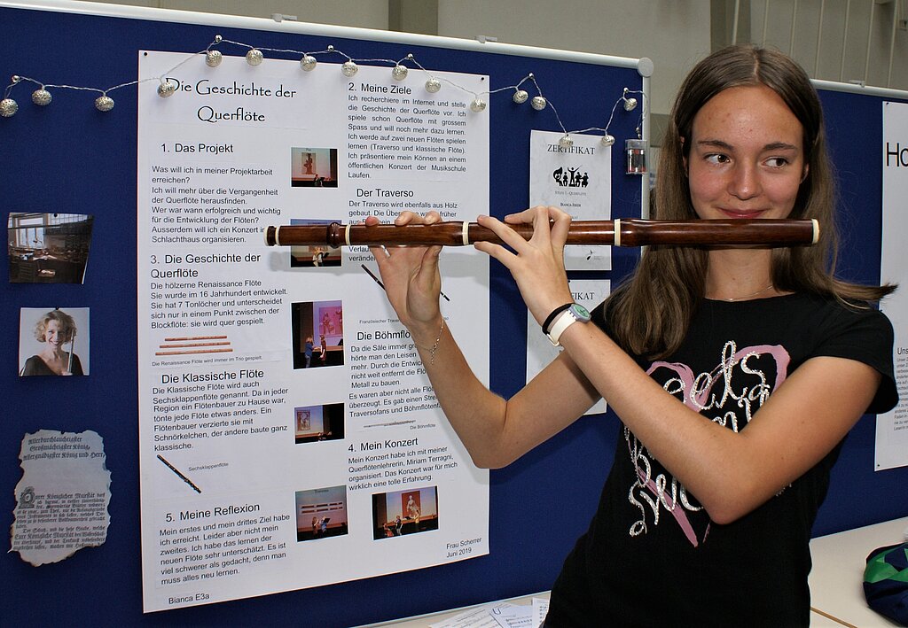 <em>Die Geschichte der Querflöte: </em>Bianca Jeker mit Traverso. Fotos: Jürg Jeanloz
