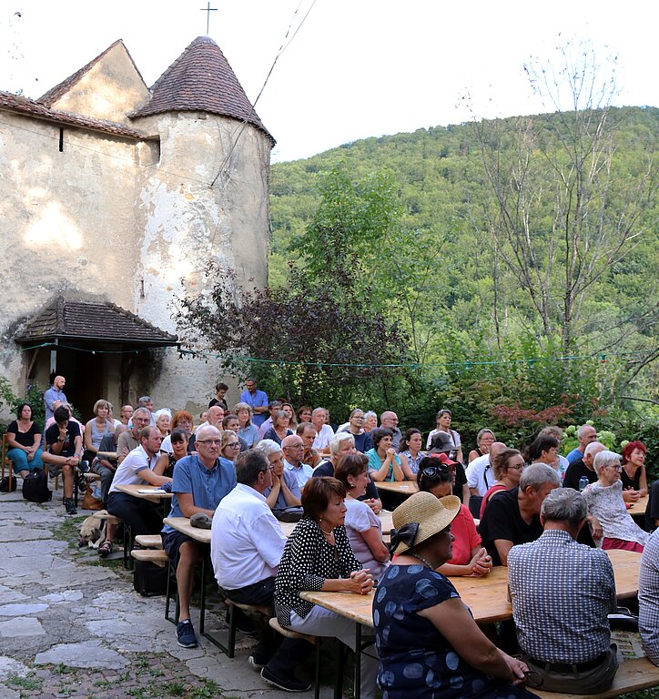 <em>Geschichtsträchtiger Ort: </em>Im Schlosshof genossen die Gäste die Musik.
