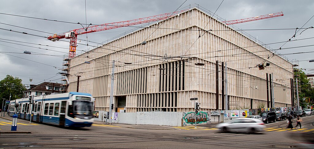 <em>Seit wenigen Tagen ohne Gerüst sichtbar: </em>Der Erweiterungsbau Kunsthaus Zürich mit der Fassade aus Liesberger Stein geht erst im Frühjahr 2021 in Betrieb. <em>Fotos: Martin Staub</em>
