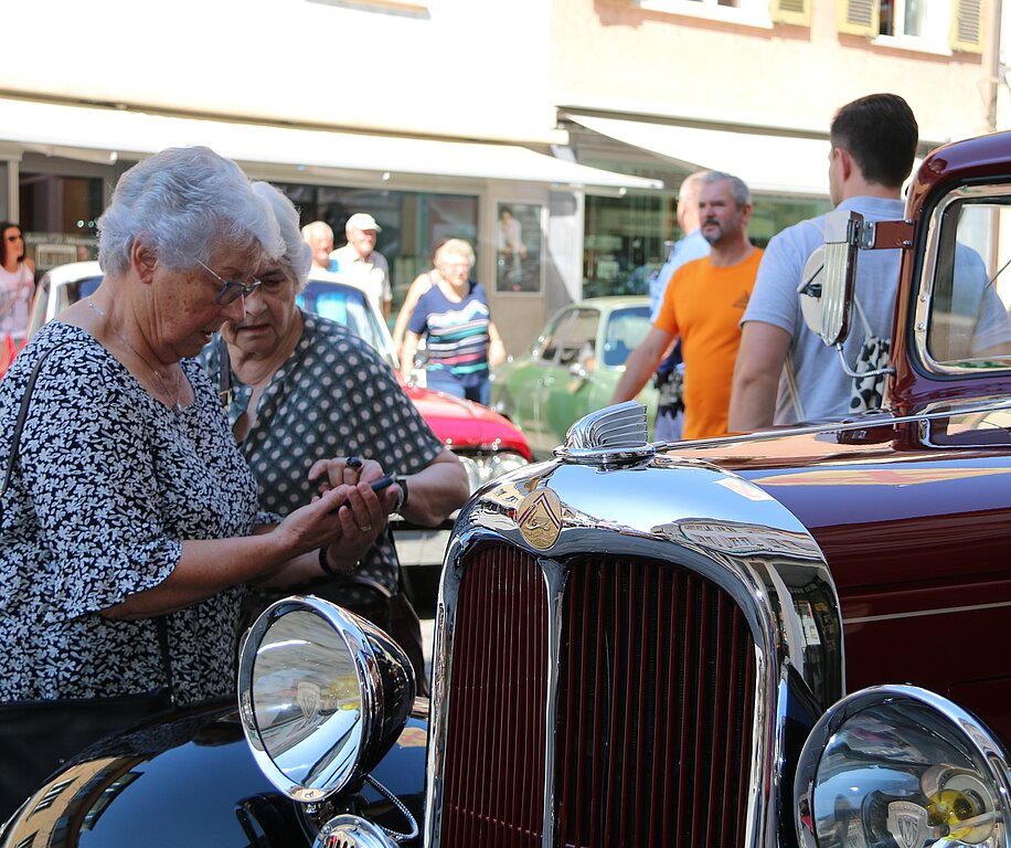 <em>Ausrüstung: </em>Für viele Liebhaberinnen der Oldtimer ist die Handykamera unentbehrlich. Hier ein Citroën Rosalie 1933. Fotos: Gini Minonzio
