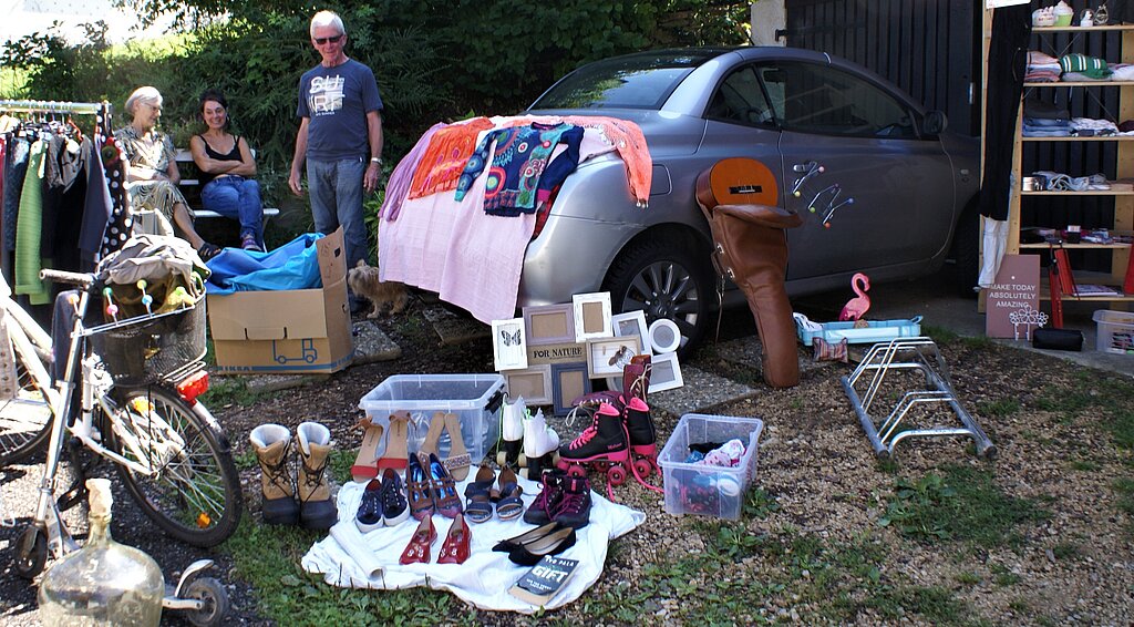 <em>Trödlerambiance vor der Tür: </em>Garagenflohmarkt in Seewen. <em/>