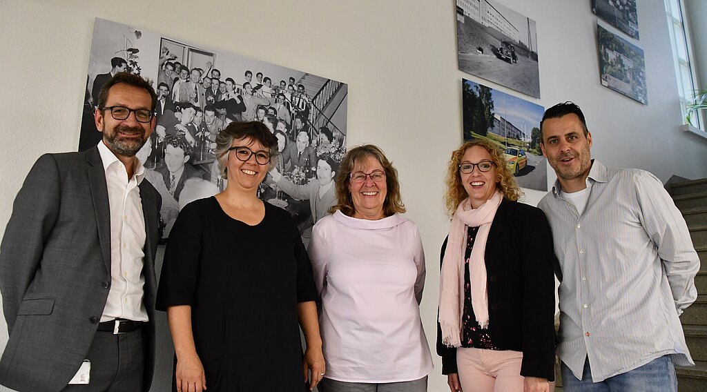 <em>Präsentieren die Ausstellung: </em>(v.l.) Michael Rolaz, stellvertretender CEO Kantonsspital Baselland; Anita Kuoni, Leiterin Marketing und Kommunikation; Lilli Kuonen, Präsidentin Museum Laufental; Mara Wicki und Jürg Schmutz von der Abteilung Marketing und Kommunikation des Kantonsspitals Baselland.Foto: Bea Asper
