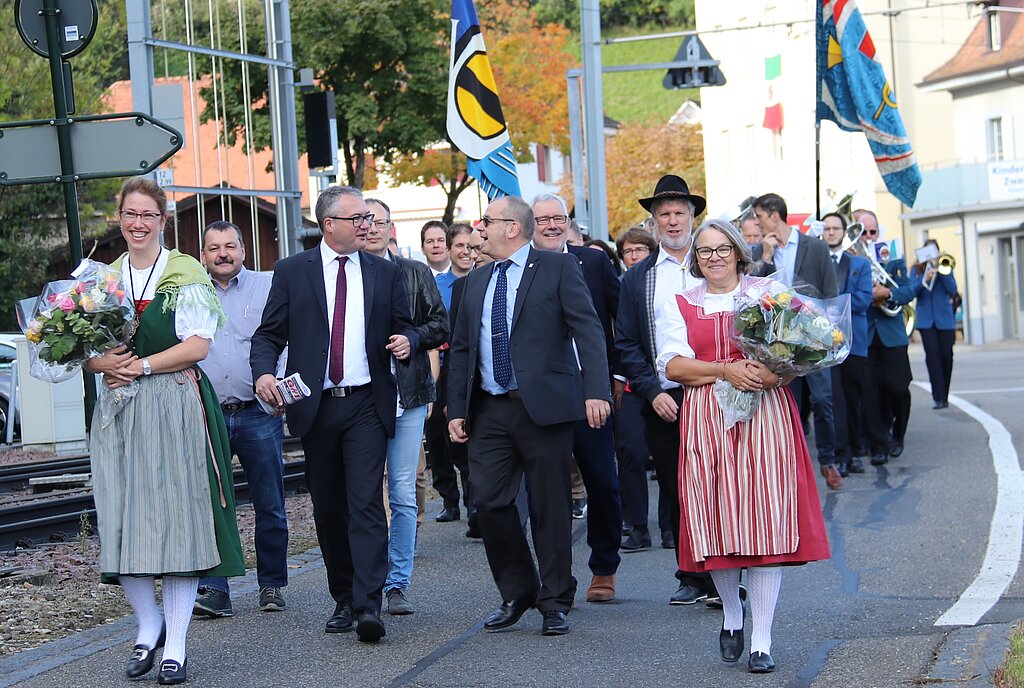 <em>Offizieller Einmarsch: </em>Regierungsrat Remo Ankli (l.) im Gespräch mit OK-Präsident Thomas E. Ruppli, flankiert von den Ehrendamen des Bäuerinnen- und Landfrauenvereins Leimental, gefolgt vom OK, von den Gästen und musikalisch begleitet von den Musikvereinen Metzerlen, Hofstetten und Rodersdorf.Fotos: Gaby Walther
