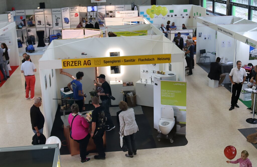 <em>Ausstellungsraum: </em>Verschiedene Firmen präsentieren sich mit einem Stand in der Turnhalle.<em/>
