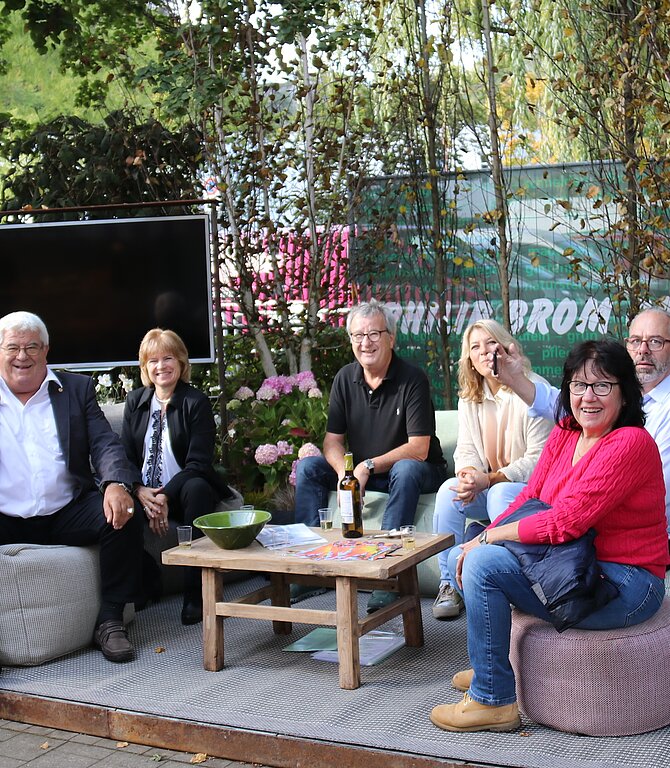 <em>Gartenbau: </em>Gemütlicher Sitzplatz zwischen Pflanzen.<em/>
