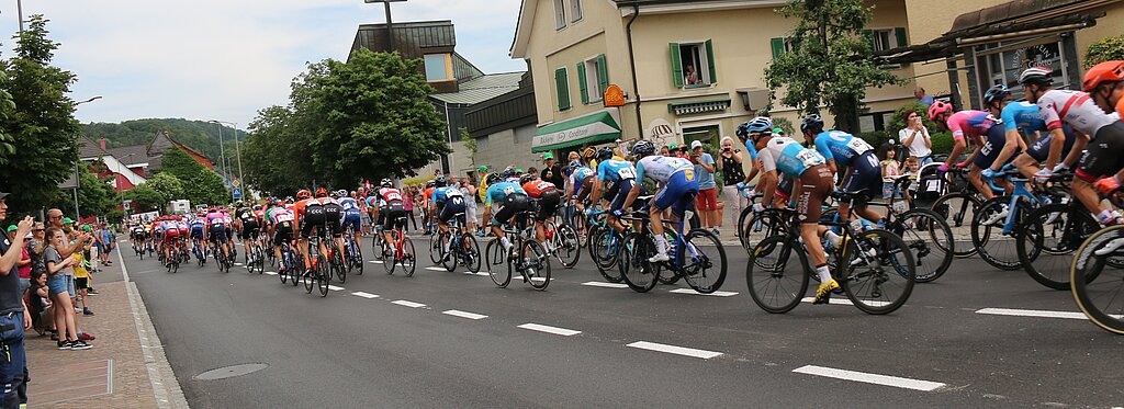 <em>Spektakel am Strassenrand: </em>Die Tour de Suisse rollte durch Breitenbach.<em>Fotos: Archiv Wochenblatt</em>