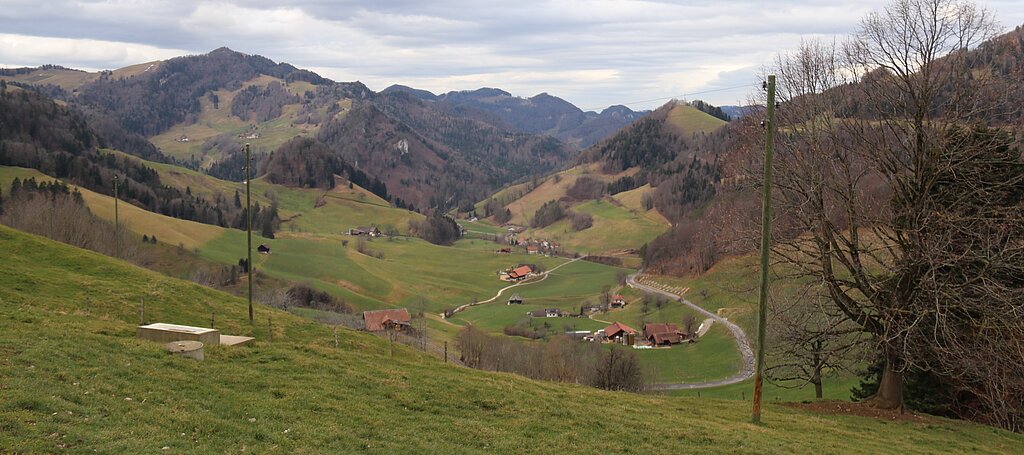 <em>Kurvenreich und eng: </em>Rund 3000 Fahrzeuge benutzen die Passwangstrasse täglich.Fotos: Gaby Walther
