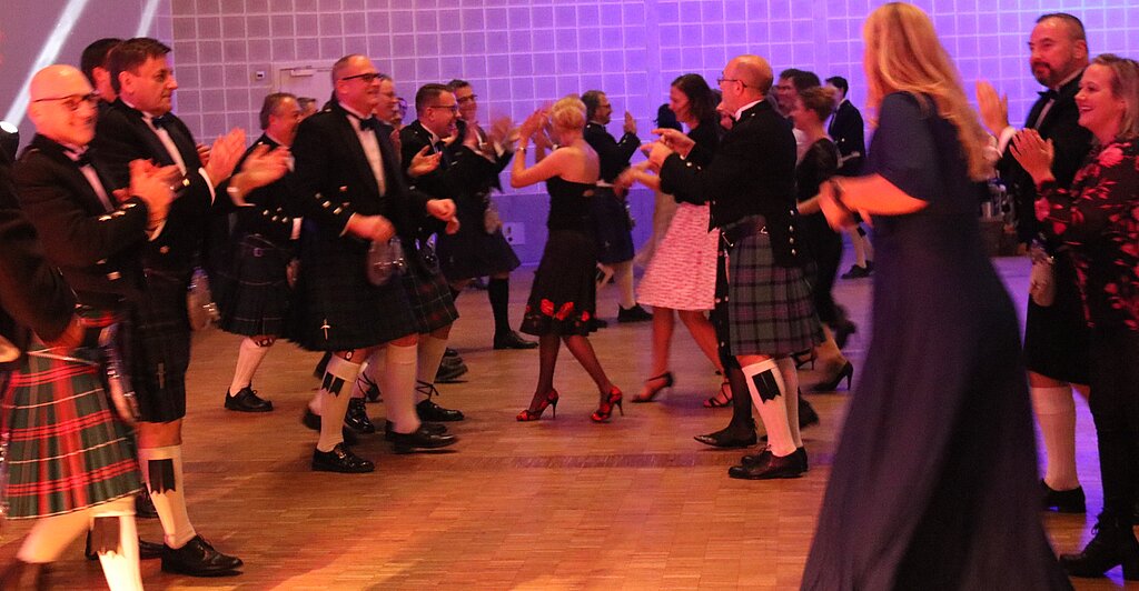 <em>Schottischer Abend: </em>Die Herren im Kilt, die Damen im Abendkleid versuchen sich in schottischen Tänzen.<em/>
