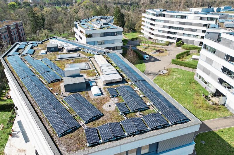 Module aus deutscher Produktion: Die Photovoltaikanlage auf den vier Wohnhäusern am Altenmatteweg ist knapp 
900 Quadratmeter gross. Foto: Hans Wach