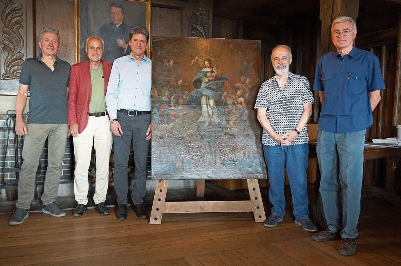Feierliche Übergabe: (v. l.) Stefan Buess (Restaurator), Stephan Mathis (Stiftungsratsmitglied Burg Reichenstein), Stefan Zimmerli (Stiftungsratspräsident), Sergio Wagner (Kirchgemeindepräsident Burg im Leimental) und Stephan Schneider (Stiftungsratsmitglied bis am vergangenen Montag). Foto: Tobias Gfeller