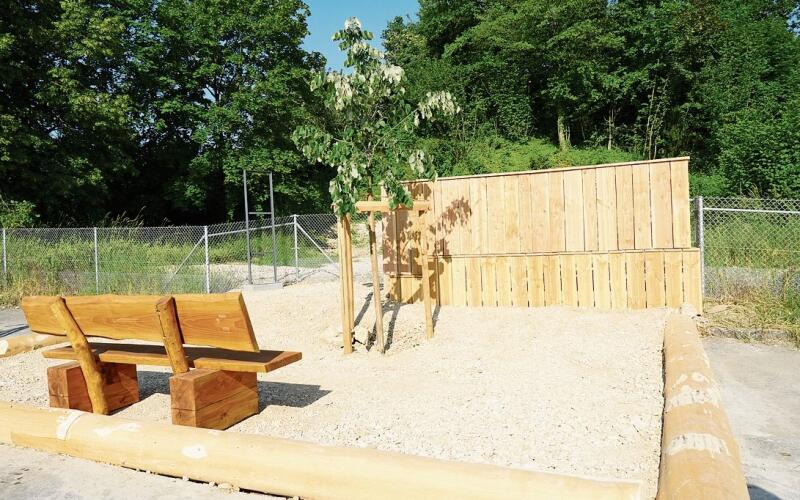 Verweilen: Drei Parkplätze wurden aufgehoben, um hier einen Baum zu pflanzen 
und eine Sitzbank aufzustellen.