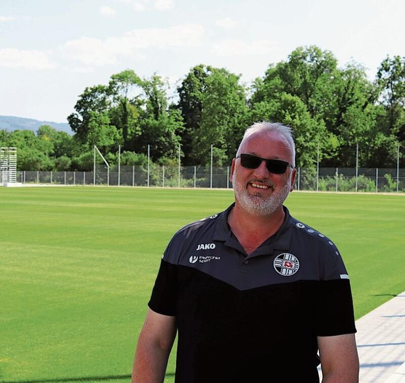 Neue Sportanlage zum 100-Jahr-Jubiläum: FCM-Präsident Tobias Hofer vor den neuen Feldern. Foto: Benedikt Kaiser
