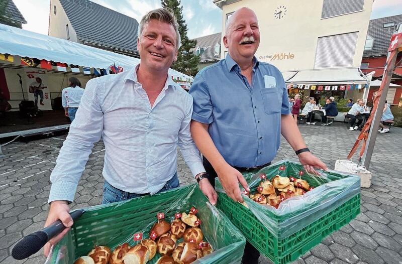 Verteilen Weggli: Claude Meyer (l.) und Rolf Blatter.