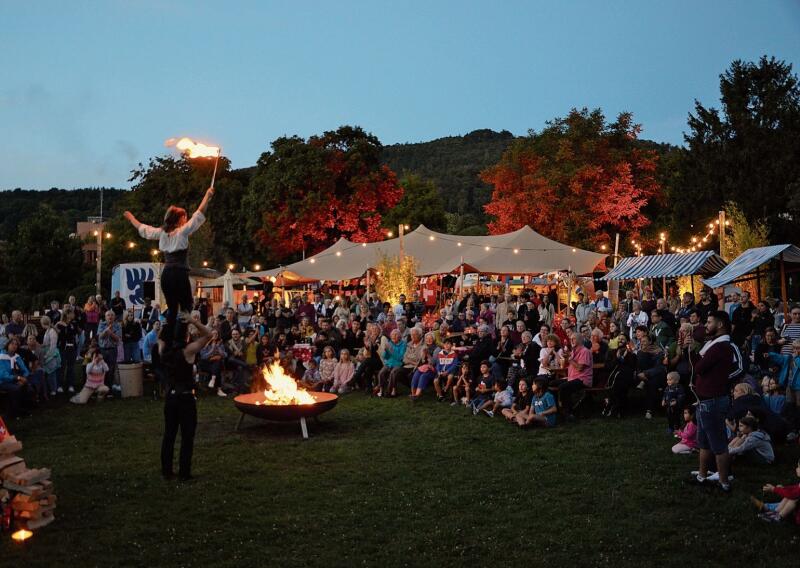 Feuer und Akrobatik: Eulalie Svetlana Blanc und Jérémy Henchoz von der Compagnie En Show 
verzauberten das Publikum mit ihrem Können.Fotos: Mirjam Sinniger