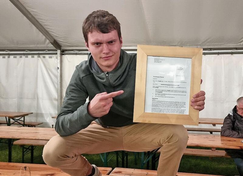 Auch zu später Stunde noch stolz: Gemeinderat Kevin Vögtli 
mit «seiner» Einstellungsverfügung.