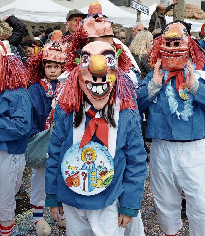 Der Klassiker: Das Fasnachtskostüm schlechthin ist und bleibt der Waggis, hier ganz traditionell in Blau, Weiss und Rot. Aber auch Varianten in anderen Farben waren vertreten.