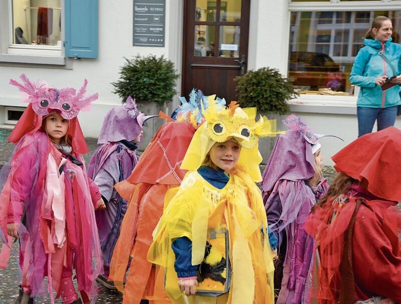 Fröhlich, fantasievoll und kunterbunt: Diese Vogelschar hebt sich wohltuend vom nassgrauen Himmel ab.