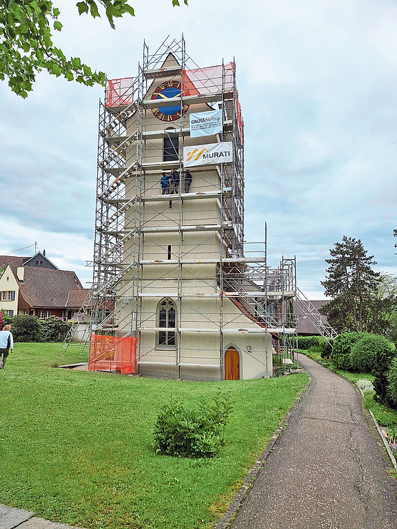 Gebäudehülle im Fokus: Seit Anfang April wird die Dorfkirche saniert – auch die Zeiger 
der Uhr werden restauriert. Fotos: Fabian Schwarzenbach