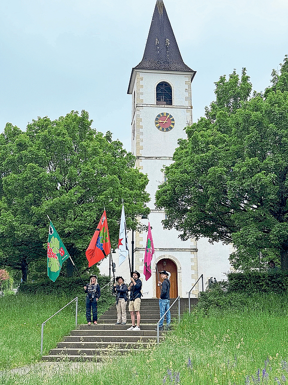 Fahnenträger in Aesch: Wanderfreudige Banntäglerinnen und -tägler haben die Aescher Gemeindegrenze abgeschritten und auf den Klusböden, begleitet von musikalischen Einlagen des Musikvereins Aesch, den Tag ausklingen lassen. Die Grillstellen waren gut besucht, aber auch das Angebot der Festwirtschaft Gasthof Mühle wurde rege genutzt. Foto: Alexa Küng