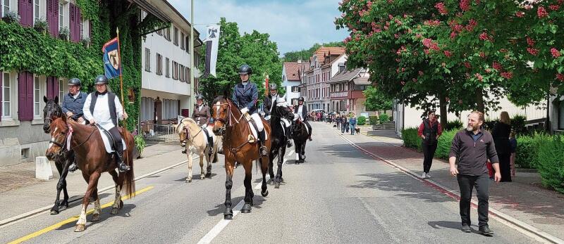 Hoch zu Ross in Münchenstein: Die Reitergruppe führt die Banntagsteilnehmenden an – gefolgt vom Fähnrich und dem Musikverein Münchenstein. Im Anschluss daran wurde im Festzelt im Schlössliwald gefeiert und in der Trotte zum Banntagstanz geladen. Foto: Daniel Spichty