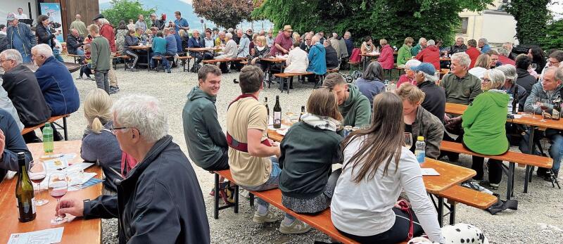 Die Festgemeinde beim Schlosshof: In Dornach nahmen rund 300 Personen am Banntag teil. Besonders bei Kindern ist der Anlass beliebt, da die Jugendarbeit Dornach wieder ihr Spielmobil mit zum Festgelände gebracht hat. Es wurden drei Routen gewandert: Alle drei führten zum Festgelände bei der Festhalle Schlosshof, wo der Musikverein Concordia Dornach auch dieses Mal in bewährter Manier die Festbeiz führte. Gegen 15.30 Uhr zeigte sich dann doch die Sonne und die Festgemeinde genoss ein paar gemütliche Stunden bei angenehmen Gesprächen. Foto: Bürgergemeinde Dornach