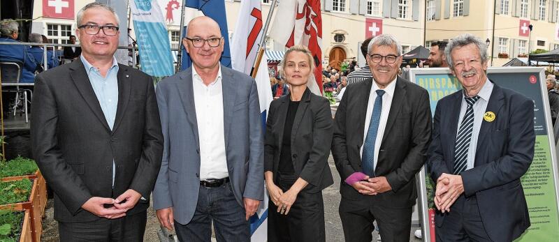 Hielten Ansprachen: (v. l.) Die Regierungsräte Remo Ankli (Solothurn) und Isaac Reber (Baselland), die Präsidentin der Kommission Wakkerpreis, Brigitte Moser, Nationalratspräsident Eric Nussbaumer und Martin Killias, Präsident des Schweizer Heimatschutzes.