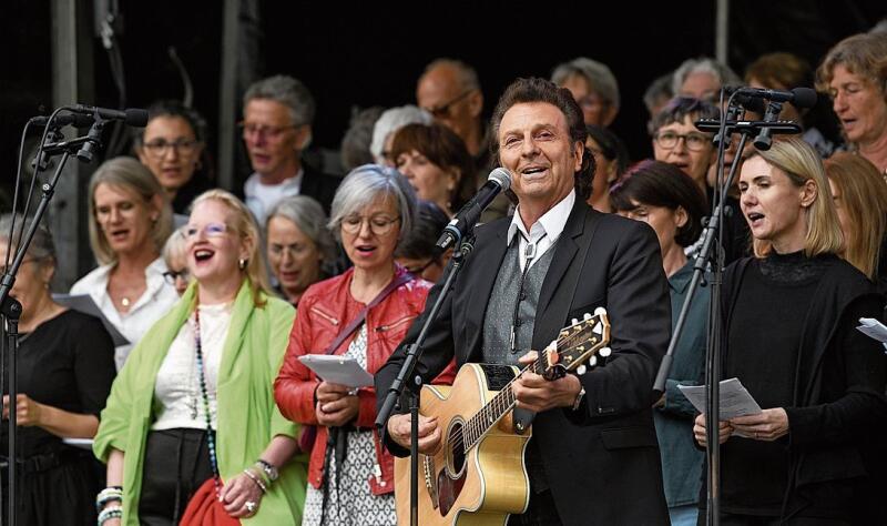 Stimmung mit Evergreens: Bo Katzmann sang mit seinem Feelgood-Chor 
Lieder, die alle im Publikum kannten.