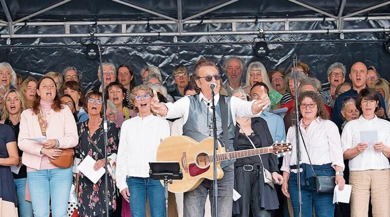 Begleiten den Gottesdienst: Gospelkönig Bo Katzmann und sein Feelgood-Chor.