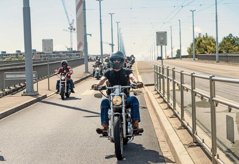 Stadtrundfahrt: Bei der Motorradparade fahren jeweils rund 1000 Motorräder vom St.‑Jakob-Areal
durch die Basler Innenstadt – eskortiert von der Polizei.Fotos: zvg