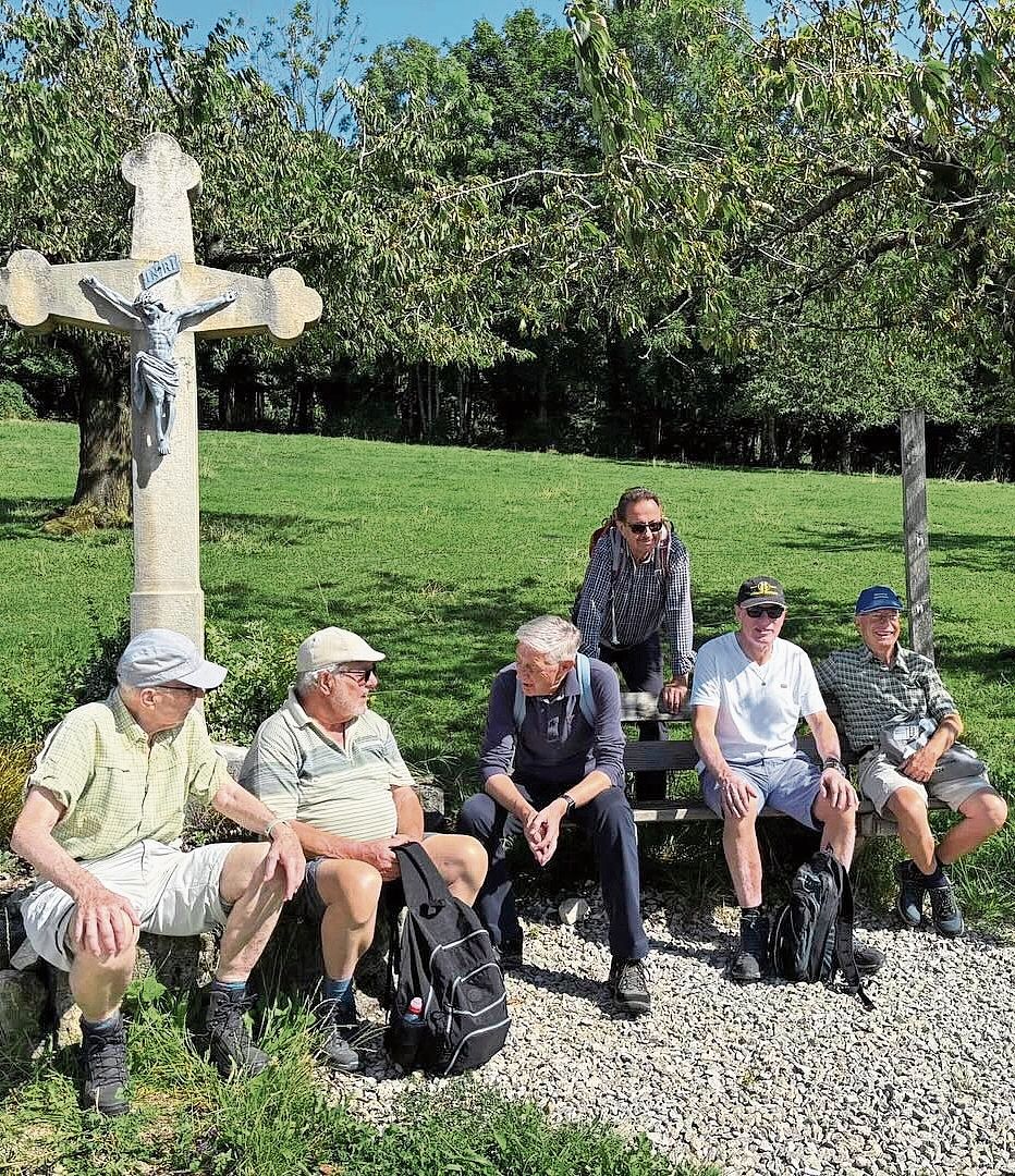 Vielfältiges Angebot: Die älteren Mitglieder gehen gemeinsam wandern.
