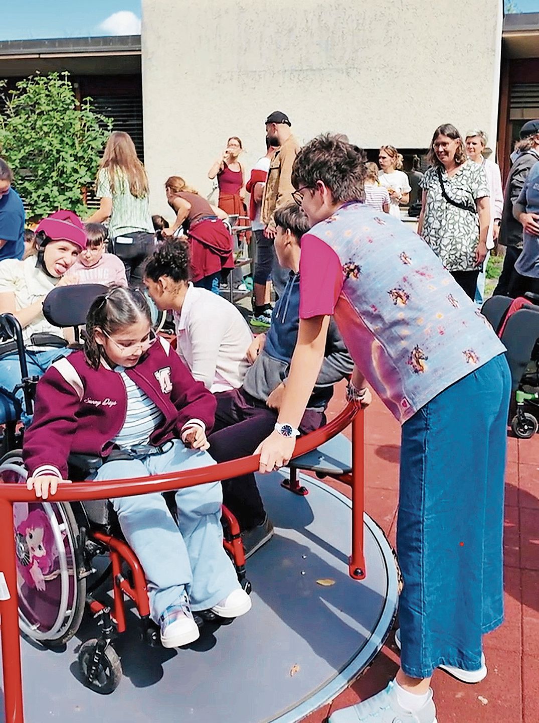 Inklusion: Bei diesem Karussell stehen Kinder im Rollstuhl nicht nebenan. Fotos: zvg