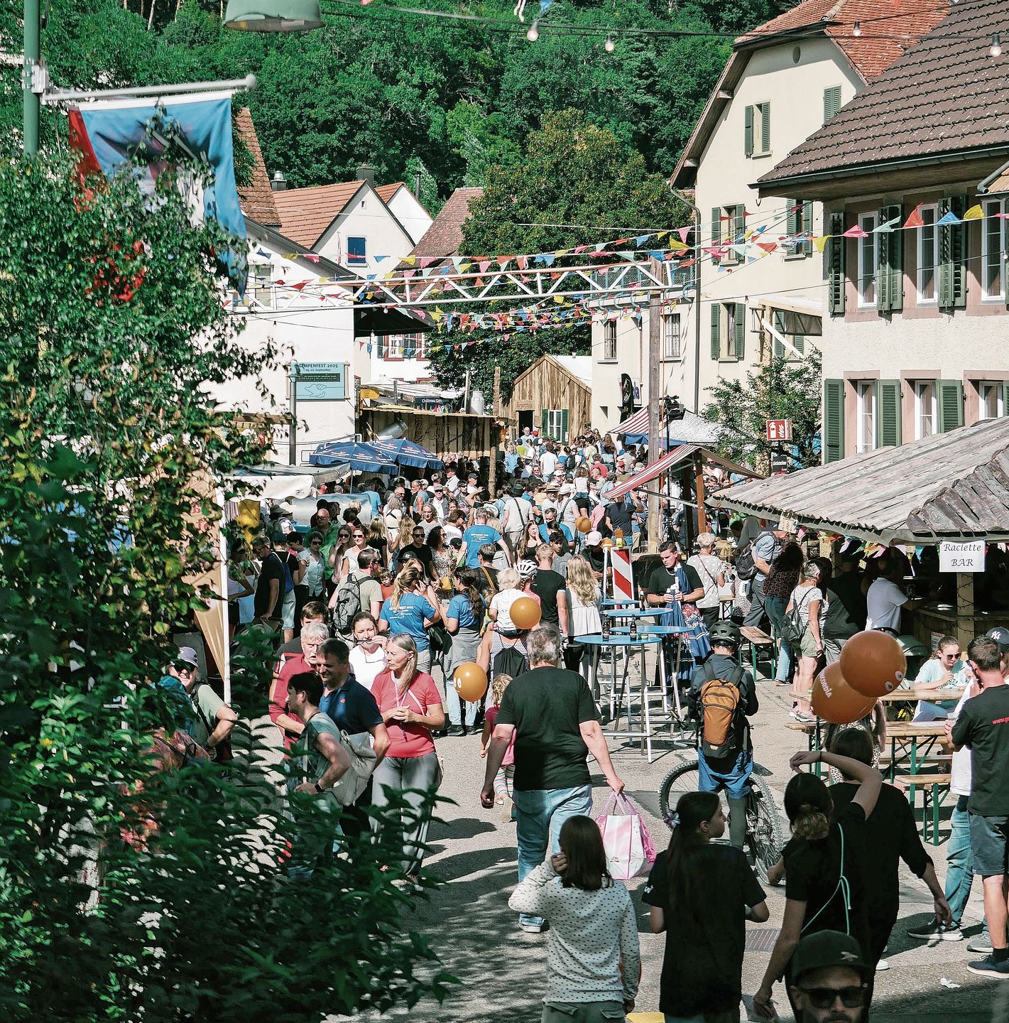 Alle Welt in Gempen: Das Fest war ein grosser Erfolg – deutlich mehr Menschen als erwartet strömten in das beschauliche Dorf. Foto: zvg / Andrea Martin