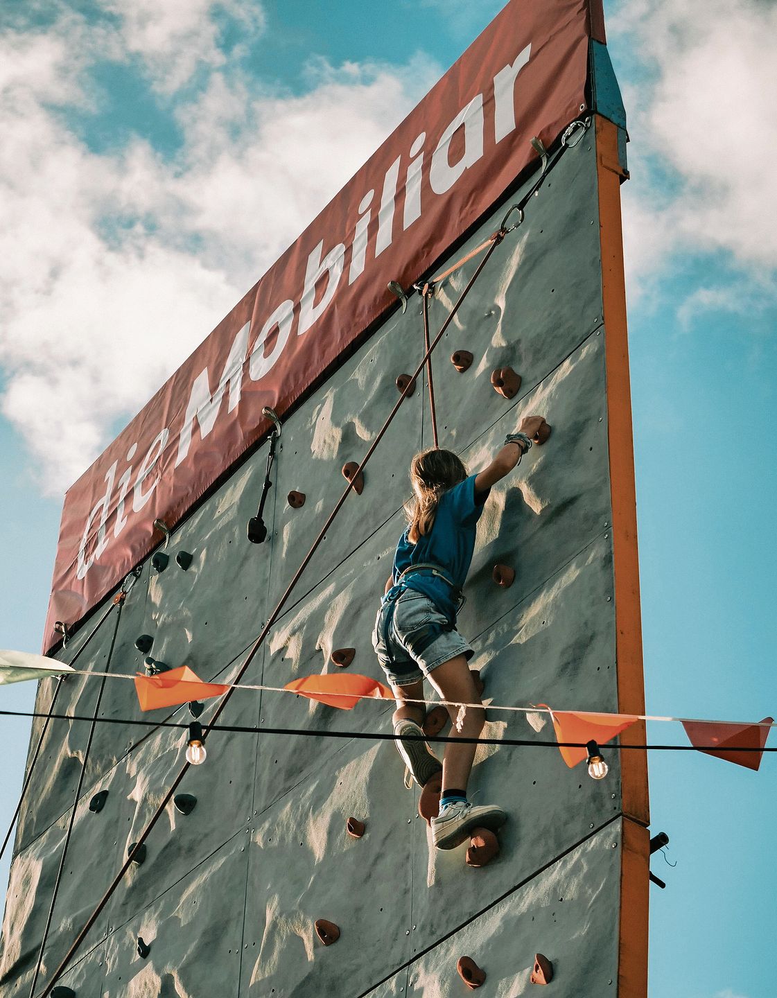 Ein Highlight für Höhenfans: An der Kletterwand konnten Kinder herausfinden, wie sie am geschicktesten nach ganz oben gelangten. Foto: zvg / Andrea Martin