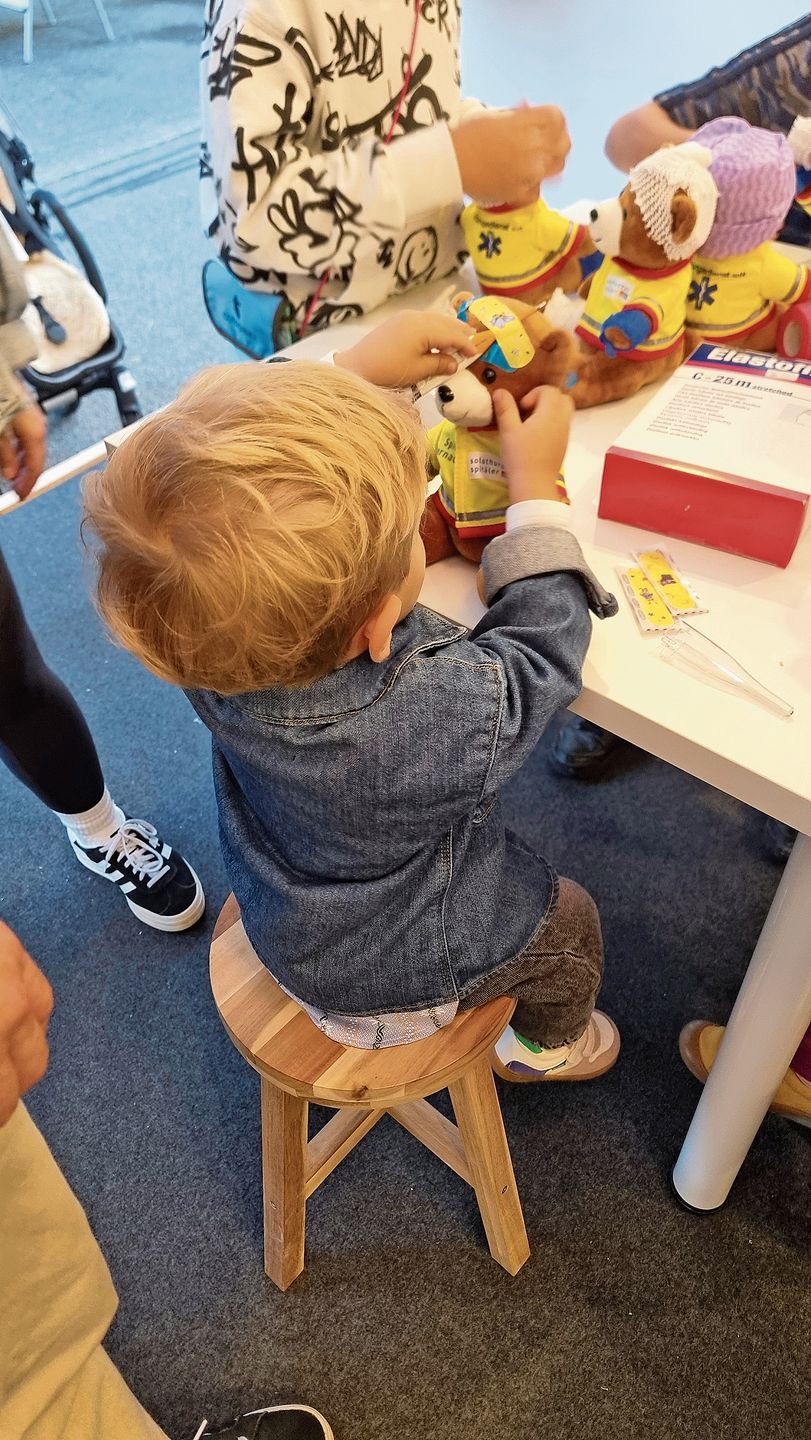 Am Stand des Spitals Dornach: Auch der kleine Bär will medizinisch versorgt werden.  Foto: Fabia Maieroni