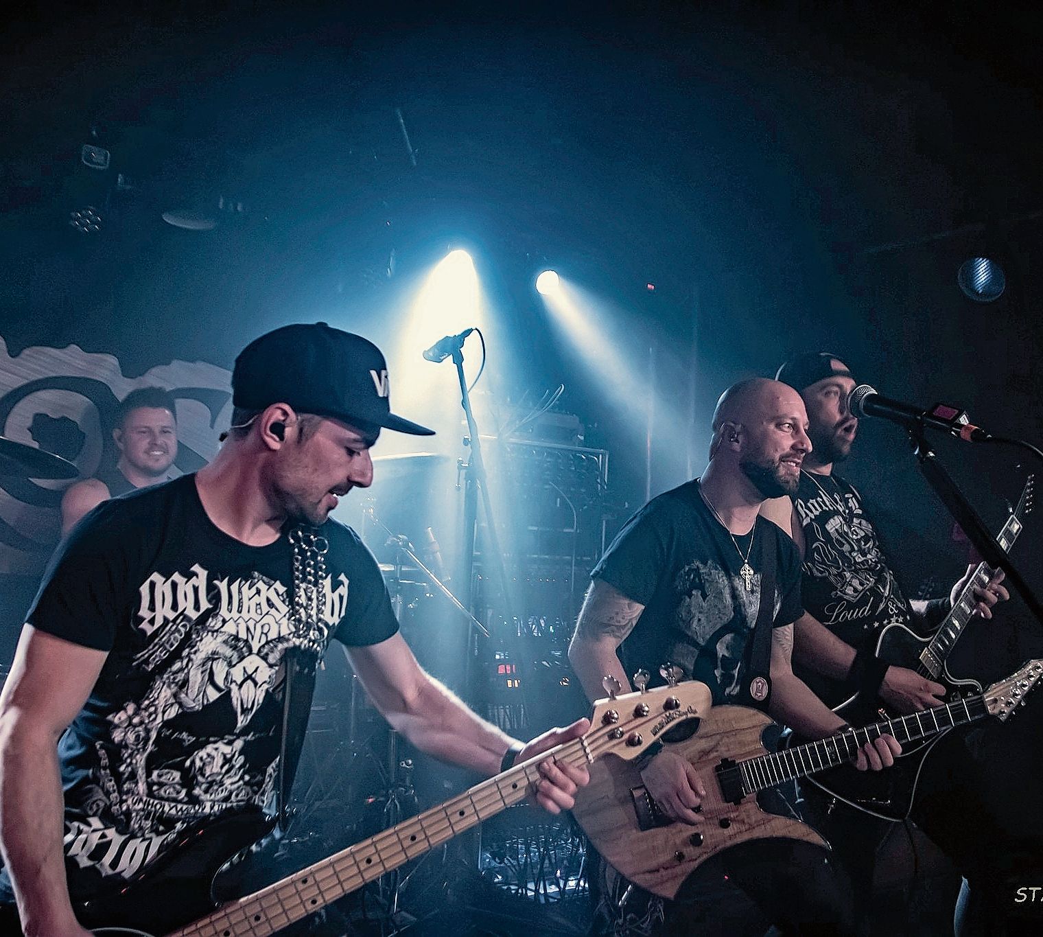 Live und laut: Die Band Fire Rose brachte am ersten Samstag im November die Wände des Rockfact zum Zittern. Fotos: ZVG