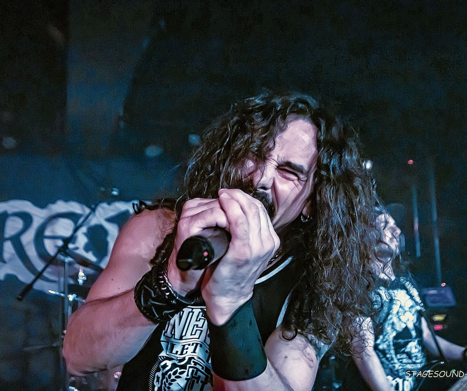 Heizt ein: Frontsänger Philipp Meier beim Auftritt von «Fire Rose» im Rockfact.