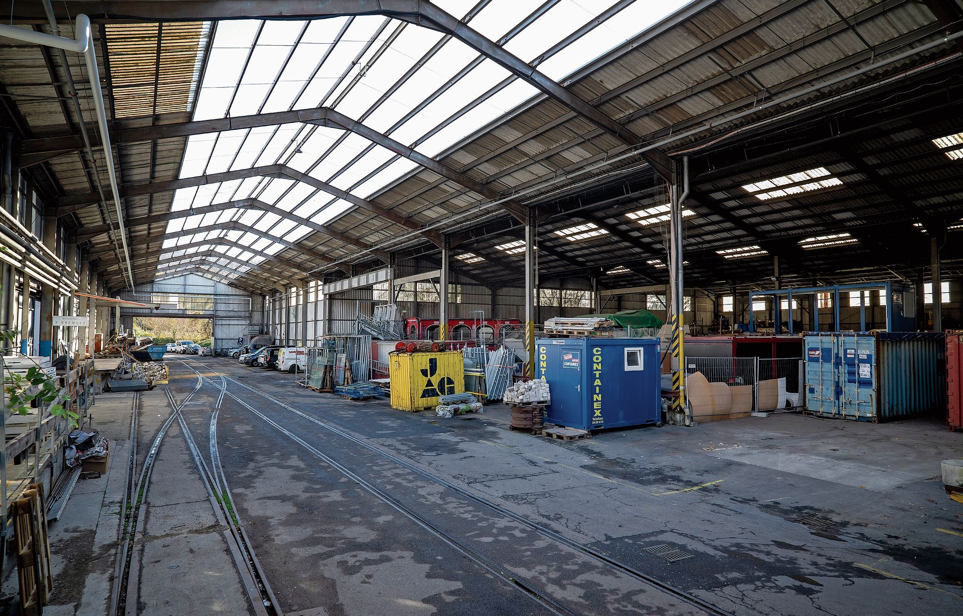 Frühere Papierfabrik: Die aufwendige Produktion machte entsprechend geräumige Hallen nötig. Diese bieten heute Platz für diverse Betriebe. Fotos: Kenneth Nars Frühere Papierfabrik: Die aufwendige Produktion machte entsprechend geräumige Hallen nötig. Diese bieten heute Platz für diverse Betriebe. Fotos: Kenneth Nars