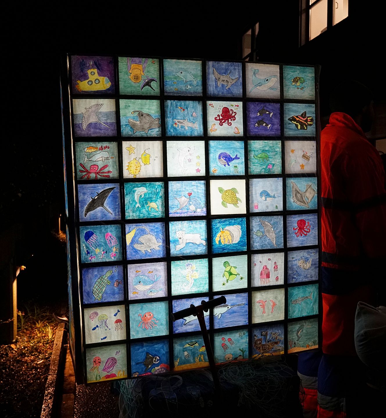 Hingucker: die Laterne mit den Bildern zum Thema Wasser. Fotos: Tobias gfeller