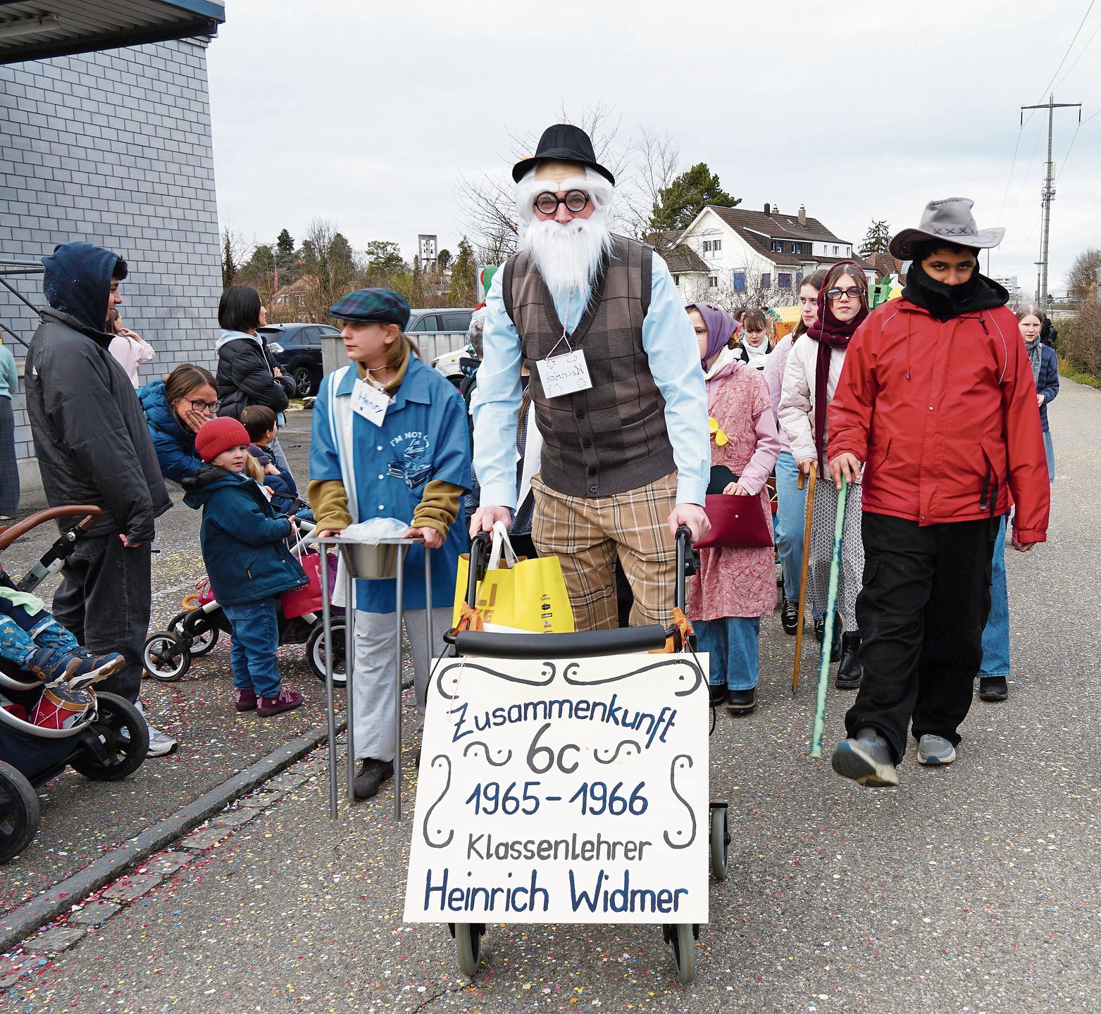 60er-Jahre: Die 6c spielte eine Klassenzusammenkunft nach. 