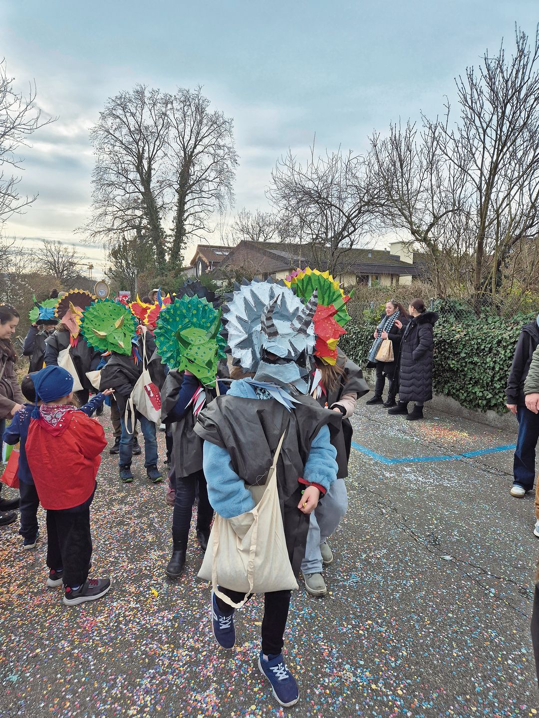 Aufwändige Larven: Wer sagt, dass Dinosaurier nicht farbig waren? Diese Klasse zeigt, dass bunt und Dino perfekt zusammenpassen. 