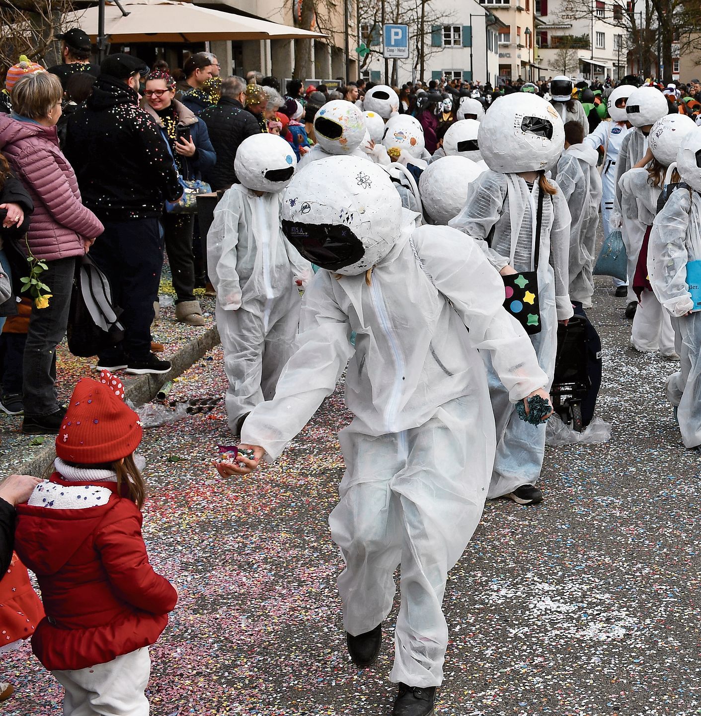Grosszügig: Bevor es ins Weltall geht, hat dieser Astronaut noch eine süsse Überraschung – aber Obacht, die Räppli sind in der anderen Hand schon parat.